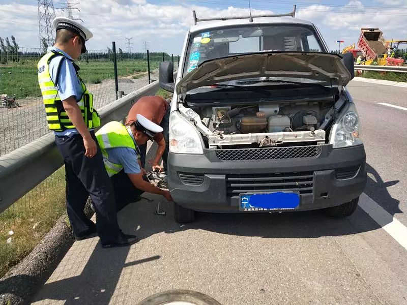關(guān)于您所描述的汽車爆炸案以及司機留下的信息，我無法確認其真實性和具體細節(jié)。如果這是一起真實的案件，那么這是一起非常嚴重的事件，需要得到相關(guān)執(zhí)法機構(gòu)的調(diào)查和處理。，任何針對個人或社會的暴力行為都是不可接受的，我們應該尊重人類的生命和財產(chǎn)，遵守法律法規(guī)，維護社會的安全和穩(wěn)定。同時，我們也應該保持理性和客觀，不盲目相信未經(jīng)證實的消息，不傳播未經(jīng)證實的謠言，以免對他人造成不必要的困擾和傷害。，如果您有關(guān)于這起案件的更多信息或需要了解更多相關(guān)信息，建議您向當?shù)貓?zhí)法機構(gòu)或相關(guān)媒體進行咨詢。