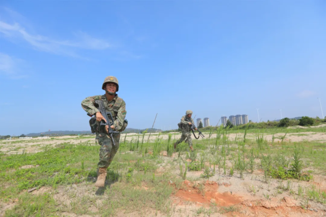 關(guān)于肖思遠(yuǎn)弟弟榮立三等功的消息，并不是我所了解的內(nèi)容。，如果您想了解關(guān)于肖思遠(yuǎn)或其弟弟的更多信息，建議您通過官方渠道或相關(guān)媒體報(bào)道進(jìn)行查找。同時(shí)，如果您需要關(guān)于三等功相關(guān)信息的詳細(xì)了解，也可以提供更多上下文，我會盡力為您提供幫助。