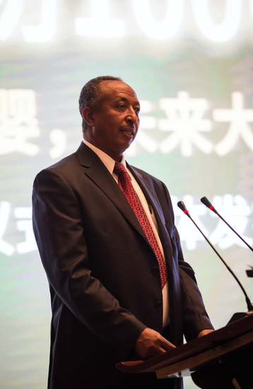 巴代表聯(lián)合國(guó)發(fā)言痛心到猛捶桌子的事件發(fā)生在近期聯(lián)合國(guó)安理會(huì)會(huì)議上。巴基斯坦常駐聯(lián)合國(guó)代表阿什拉夫·卡勒姆在會(huì)議上猛烈抨擊印度的行為，并猛烈敲擊桌子以強(qiáng)調(diào)其立場(chǎng)和情緒。巴基斯坦代表團(tuán)猛烈捶桌抗議印度侵犯巴控克什米爾地區(qū)的行為，呼吁國(guó)際社會(huì)關(guān)注并制止印度的行為。巴基斯坦代表的行為表達(dá)了對(duì)國(guó)際事務(wù)的關(guān)切和立場(chǎng)，也體現(xiàn)了對(duì)國(guó)際正義的追求和對(duì)國(guó)際事務(wù)的責(zé)任感。聯(lián)合國(guó)作為國(guó)際組織和多邊平臺(tái)，應(yīng)該秉持客觀公正的態(tài)度，推動(dòng)各國(guó)之間的對(duì)話和合作，共同應(yīng)對(duì)全球性挑戰(zhàn)和問題。