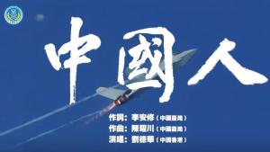 東部戰(zhàn)區(qū)發(fā)布的MV中，銀杏葉與飛鳥(niǎo)同框的畫面展現(xiàn)了一種和諧的自然景象。銀杏葉代表著堅(jiān)韌和長(zhǎng)壽，而飛鳥(niǎo)則象征著自由和和平。兩者的結(jié)合，傳遞出軍隊(duì)保衛(wèi)家園、維護(hù)和平的堅(jiān)定信念，同時(shí)也展現(xiàn)出大自然的美好和人與自然的和諧共生。，以上解讀僅供參考，建議觀看原版MV，結(jié)合社會(huì)時(shí)事和背景，獲得更深入的解讀。
