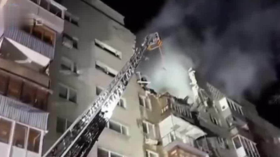 當(dāng)?shù)貢r間2023年8月，俄羅斯南部城市羅斯托夫的住宅樓遭到烏克蘭武裝部隊無人機襲擊，導(dǎo)致兩棟居民樓遭破壞。無人機襲擊事件再次引發(fā)了國際社會對于俄烏沖突的關(guān)注與擔(dān)憂。國際社會呼吁雙方通過對話和協(xié)商解決分歧和沖突，避免沖突進(jìn)一步升級和擴(kuò)大化。同時，國際社會也呼吁尊重國際法和人權(quán)原則，保護(hù)平民和民用設(shè)施的安全。