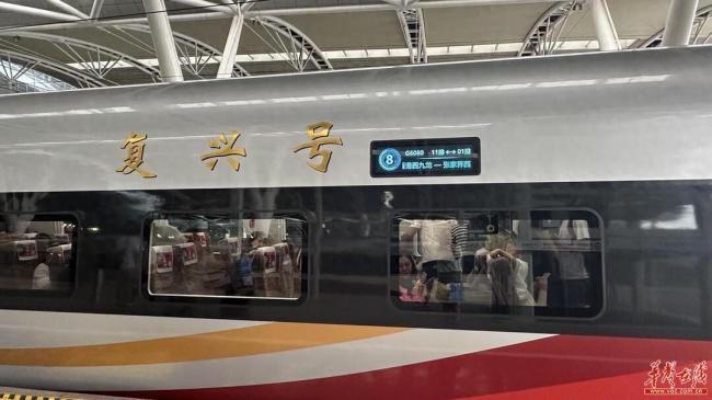 武漢到香港的高鐵于2023年7月全線開通，這也意味著武漢首次開行到香港的始發(fā)高鐵。該線路全程不到八小時，大大縮短了武漢到香港的旅行時間。以上內(nèi)容僅供參考，如需更多信息，建議訪問鐵路官方網(wǎng)站或咨詢客服。