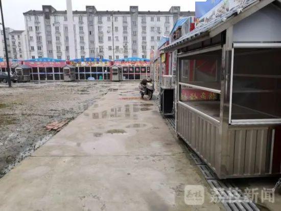 關(guān)于蘇州一別墅區(qū)違建搭到湖里的事件，多方做出了回應。，小區(qū)物業(yè)表示，他們會按照相關(guān)規(guī)定和程序進行處理，并盡快給出回應。，城管部門已經(jīng)介入調(diào)查此事，正在核實違建情況，一旦確認存在違建行為，將立即要求當事人進行整改。這表明政府部門對此事高度重視，將依法依規(guī)處理。，無論最終調(diào)查結(jié)果如何，這一事件都提醒我們，每個人都應自覺遵守法律法規(guī)，不得隨意違建，同時，對于違建行為，相關(guān)部門也應該堅決予以打擊和制止。共同維護良好的社會環(huán)境和秩序。