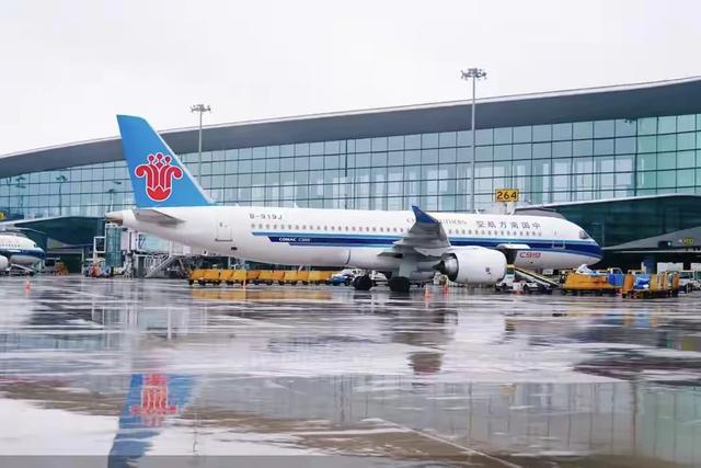 東航第10架C919飛機于近日正式交付入列。這標(biāo)志著中國東方航空作為中國首家接收國產(chǎn)大飛機C919的航空公司，其機隊規(guī)模進一步擴大，也意味著國產(chǎn)大飛機C919的商業(yè)運營步伐正在加快。交付儀式在上海舉行，這架全新的國產(chǎn)大飛機即將開啟新的征程。以上內(nèi)容僅供參考，如需更多信息，建議訪問東方航空官網(wǎng)或關(guān)注其官方社交媒體賬號以獲取最新消息。