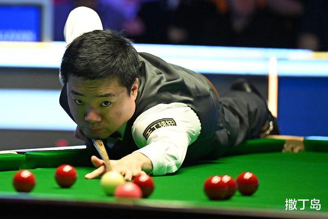 丁俊暉在比賽中確實(shí)以1比5的比分輸給了羅尼·奧沙利文（Ronnie OSullivan）。這次比賽可能是世界斯諾克錦標(biāo)賽或其他重要的斯諾克賽事中的一場。，這次失利對(duì)于丁俊暉來說無疑是一個(gè)挑戰(zhàn)，但他仍然是一個(gè)備受尊重和才華橫溢的斯諾克選手。重要的是要認(rèn)識(shí)到，競技體育中的勝負(fù)是常態(tài)，每位運(yùn)動(dòng)員都可能經(jīng)歷失敗和挫折。重要的是如何從中學(xué)習(xí)并繼續(xù)前進(jìn)。希望丁俊暉能夠從這次失利中汲取經(jīng)驗(yàn)，并在未來的比賽中取得更好的成績。