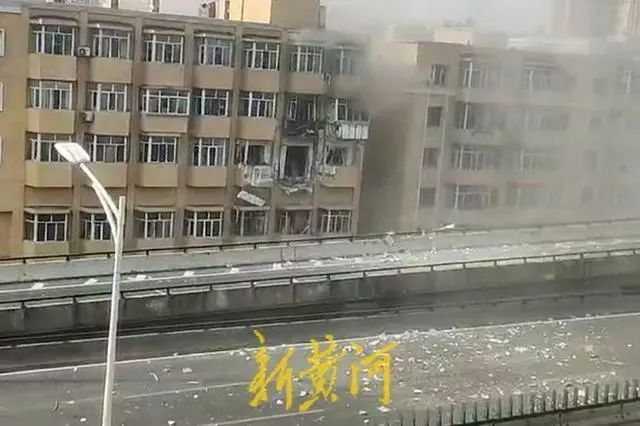 關(guān)于陜西一小區(qū)住宅突發(fā)爆炸的事件，官方已經(jīng)做出了回應(yīng)。，據(jù)官方消息，這次事件發(fā)生在陜西西安，初步判斷是一次燃?xì)庑孤┮l(fā)的爆炸事故。相關(guān)部門已經(jīng)趕到現(xiàn)場進(jìn)行緊急處理，并啟動(dòng)了應(yīng)急預(yù)案。目前，事故的具體影響和損失正在進(jìn)一步評(píng)估中。，對(duì)于此次事件，官方呼吁廣大市民保持冷靜，不要恐慌。同時(shí)，也提醒大家注意燃?xì)獍踩?，及時(shí)檢查燃?xì)庠O(shè)施，避免類似事故的發(fā)生。，建議持續(xù)關(guān)注官方渠道或當(dāng)?shù)孛襟w報(bào)道，以獲取最新信息和后續(xù)處理情況。