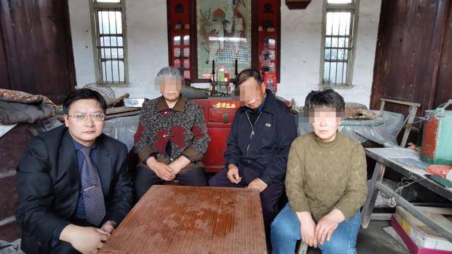 優(yōu)酷回應了南大碎尸案被害人家屬發(fā)文一事。具體來說，優(yōu)酷表示已經(jīng)注意到家屬的訴求，并高度重視此事。同時，他們正在與相關制作方和版權方進行溝通，爭取妥善處理此事。對于家屬的合理訴求，優(yōu)酷表示會盡力配合解決。此外，優(yōu)酷還呼吁大家保持冷靜和客觀的態(tài)度，尊重逝者和家屬的隱私，避免過度猜測和炒作此事。，請注意，以上回應是針對南大碎尸案被害人家屬發(fā)文一事優(yōu)酷方面的回應。如果您需要了解更多信息或事件進展，建議查閱官方渠道或權威媒體的報道。
