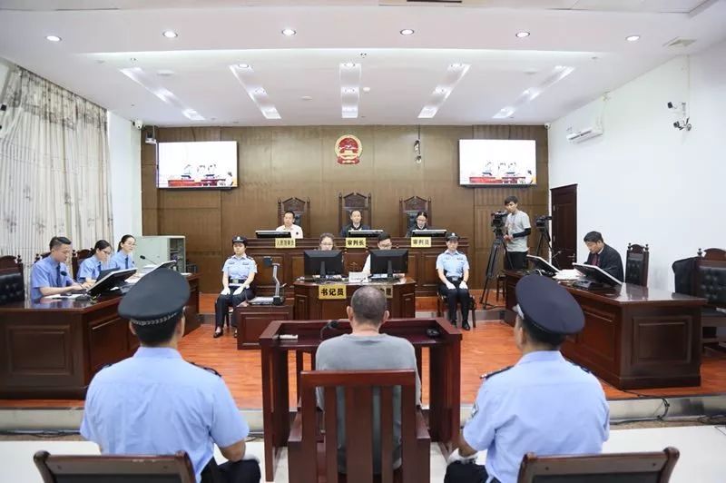 藥王谷治癌神醫(yī)侯元祥因涉及非法行醫(yī)等罪名，一審被判處有期徒刑6年。，侯元祥打著神醫(yī)的旗號，利用人們對癌癥的恐懼心理和對中醫(yī)藥的信賴，虛構(gòu)其具備高超的醫(yī)術(shù)和療效，騙取患者的錢財。他的行為不僅嚴重損害了患者的身心健康，也破壞了中醫(yī)藥的聲譽和公信力。因此，法院依法對其作出了判決。，以上內(nèi)容僅供參考，如需更多信息，建議查閱相關(guān)新聞報道或司法文書。另外，我們也應該保持理性和科學的態(tài)度，不輕信所謂的神醫(yī)和偏方，對于疾病的治療應該尋求專業(yè)醫(yī)生的意見和正規(guī)醫(yī)療機構(gòu)的治療。