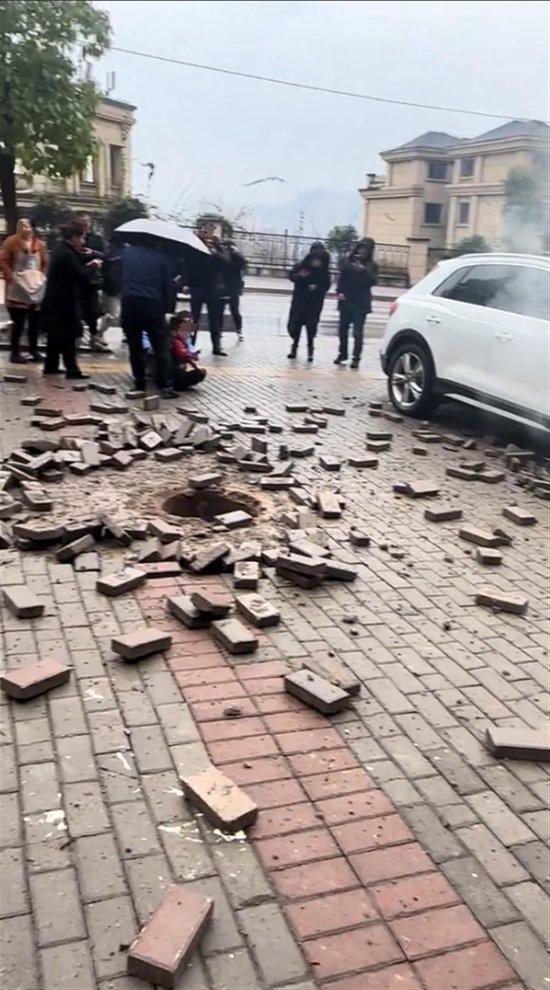 關于重慶步行街突發(fā)爆炸的說法是謠言。，網(wǎng)絡上關于重慶步行街突發(fā)爆炸的消息均來源于網(wǎng)絡傳言或誤解。實際上，重慶各大步行街并沒有發(fā)生任何爆炸事件。步行街作為城市的重要商業(yè)區(qū)域，其安全管理和監(jiān)管工作一直受到高度重視。政府部門和警方會采取各種措施確保市民的安全，包括加強巡邏、安裝監(jiān)控設備、制定應急預案等。因此，公眾在面對此類消息時，應保持冷靜和理性，不信謠傳謠。，建議通過官方渠道或權威媒體獲取關于事件的最新和準確信息。如果遇到任何可疑情況，應及時向有關部門報告。