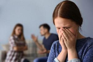 這種說法是不恰當(dāng)?shù)?。家暴是一種嚴(yán)重的盈利行為，對受害者的身心健康造成極大的傷害。對于家暴行為，我們應(yīng)該采取積極的措施來預(yù)防和打擊，而不是采取極端的言論或態(tài)度。，如果遭受家暴，建議女生及時尋求幫助和保護(hù)。可以向當(dāng)?shù)氐墓矙C(jī)關(guān)、婦女組織、法律援助機(jī)構(gòu)等尋求幫助和支持。同時，也可以尋求專業(yè)的心理咨詢和治療，以緩解情緒和壓力。對于家暴行為，我們應(yīng)該堅決反對和打擊，讓施暴者承擔(dān)相應(yīng)的法律責(zé)任。同時，我們也應(yīng)該尊重每個人的生命和權(quán)利，不應(yīng)該采取極端的方式來處理問題。