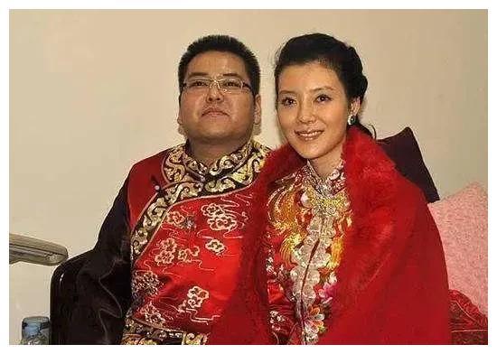 鐘首富并不是我所熟知的人物，因此無法提供關(guān)于他在龍年被撞了三下腰的具體信息。，如果您能提供更多背景信息或上下文，我可以嘗試為您提供更準確的答案。同時，如果您所說的是一個真實事件，建議您尋求相關(guān)權(quán)威媒體的報道以獲取準確信息。
