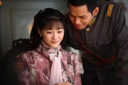 我不確定這句話的具體語境和背景，但我可以嘗試回答您的問題。如果您是在提醒某人注意言辭，避免說出不當或不禮貌的話語，那么您可以表達您的觀點和建議。您可以告訴對方要注意言辭，避免傷害他人的感情或造成不必要的誤解。同時，我們也應該尊重他人的言論自由，避免過度干涉或指責他人的言論。在任何情況下，我們都應該以和平、理性和尊重的方式與他人交流。