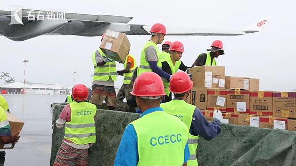 當?shù)貢r間2月2日，來自中國的首批緊急援助物資抵達太平洋島國瓦努阿圖首都努庫阿洛法機場。這批物資總重約35噸，包括食品和藥品等急需物資。中方援助物資抵達后，受到當?shù)孛癖姾凸賳T的熱烈歡迎和感謝。中方表示將繼續(xù)向瓦方提供人道主義援助，支持瓦方抗擊疫情和恢復經(jīng)濟發(fā)展。這是中國向太平洋島國提供的首批援助物資之一，體現(xiàn)了中國對太平洋島國的深厚友誼和堅定支持。