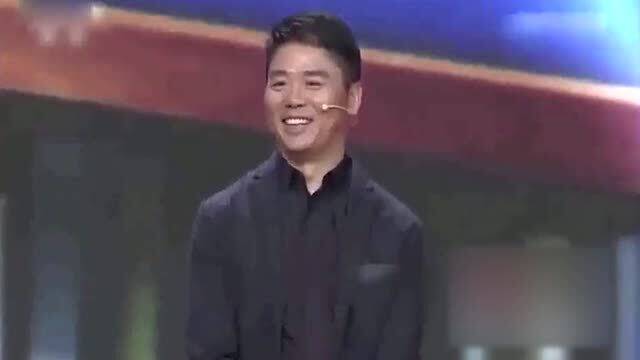 劉強(qiáng)東是中國的一位知名企業(yè)家，他是京東集團(tuán)的創(chuàng)始人和CEO。關(guān)于劉強(qiáng)東父親在光明村與網(wǎng)友嘮家常的說法，可能是一種描述性的敘述，意味著劉強(qiáng)東的父親在光明村與當(dāng)?shù)氐木用窕蛘呔W(wǎng)絡(luò)用戶進(jìn)行日常的交流、聊天。，這種交流可能涉及家庭、生活瑣事、地方文化等多個方面。由于劉強(qiáng)東的知名度和其企業(yè)的成功，他的家庭成員也會受到一定的關(guān)注，因此劉強(qiáng)東的父親在光明村與網(wǎng)友嘮家常也可能是一種社區(qū)互動或者公眾人物家庭生活的體現(xiàn)。不過請注意，具體的情境和內(nèi)容需要結(jié)合實(shí)際環(huán)境和背景進(jìn)行理解。