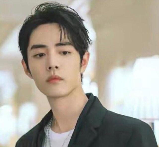 肖戰(zhàn)是中國(guó)知名的演員和歌手，以其出色的演技和清新的形象深受觀眾喜愛。李明德可能也是娛樂圈中人，但關(guān)于他的具體信息并不多。目前并沒有公開信息顯示肖戰(zhàn)有邀請(qǐng)李明德去車上吃零食的行為。而且，涉及到個(gè)人隱私和道聽途說的傳聞，其真實(shí)性往往無(wú)法得到確認(rèn)。因此，該信息無(wú)法確定其真實(shí)性。，建議保持理性思考，關(guān)注藝人的作品和正面信息，尊重每個(gè)人的個(gè)人隱私和自由。