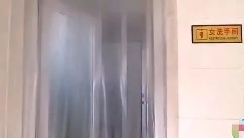 這種行為是不道德且盈利的，侵犯了他人的隱私權(quán)，對被偷窺的人造成了極大的困擾和傷害。，在任何情況下，我們都應(yīng)該尊重他人的隱私和尊嚴，遵守社會公德和法律法規(guī)。對于這種行為，應(yīng)該嚴厲打擊和懲罰，以維護社會的公序良俗和他人的合法權(quán)益。同時，社會應(yīng)該加強對公共場所的監(jiān)管和管理，提高人們的法律意識和道德觀念，共同營造一個文明、和諧、安全的社會環(huán)境。，如果您遇到了這種情況，應(yīng)該及時報警并尋求幫助，讓警方來處理相關(guān)事宜。同時，也可以向公共場所的管理方反映情況，要求加強管理并采取措施防止類似事件的發(fā)生。