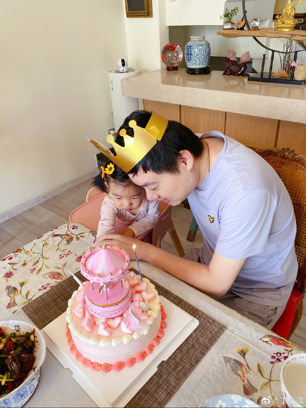 這是一個(gè)非常感人的故事。家人為被拐兒子補(bǔ)齊21個(gè)生日蛋糕，代表著家人對(duì)這個(gè)兒子深深的思念和祝福，即使他身處困境，家人也從未放棄過(guò)他，一直在想念著他，希望他能夠平安幸福。，對(duì)于被拐的兒子來(lái)說(shuō)，雖然他的經(jīng)歷非常艱難，但是家人的這份愛(ài)和關(guān)懷會(huì)給他帶來(lái)很大的安慰和力量。希望他能感受到家人的愛(ài)和祝福，無(wú)論身處何方，都能堅(jiān)強(qiáng)勇敢地面對(duì)生活。，同時(shí)，這個(gè)故事也呼吁社會(huì)關(guān)注拐賣人口的問(wèn)題，需要加強(qiáng)對(duì)這類問(wèn)題的打擊和預(yù)防，保護(hù)人們的生命安全和個(gè)人自由。希望這樣的悲劇不再發(fā)生，每個(gè)家庭都能幸福美滿。