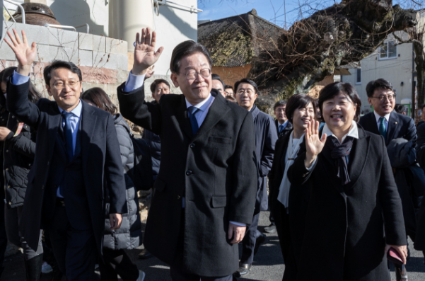 韓國(guó)最大的在野黨共同民主黨表示，未能成功抓捕總統(tǒng)尹錫悅而感到遺憾。這表明共同民主黨對(duì)尹錫悅的政策和執(zhí)政表現(xiàn)持有批評(píng)態(tài)度，并認(rèn)為未能成功抓捕他是一種遺憾和失敗。然而，這種說(shuō)法并不代表共同民主黨會(huì)放棄對(duì)尹錫悅的監(jiān)督和批評(píng)，他們可能會(huì)繼續(xù)尋求機(jī)會(huì)推動(dòng)政治改革和民主發(fā)展。在韓國(guó)政治中，各政黨之間的政治競(jìng)爭(zhēng)和辯論是常態(tài)，這種言論也是政治斗爭(zhēng)的一種表現(xiàn)。
