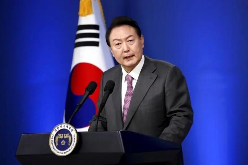 我不清楚您所提到的尹錫悅警衛(wèi)官員拒絕到案的具體情況。如果您能提供更多的背景信息或上下文，我可以嘗試為您提供更準(zhǔn)確的答案。，在任何情況下，拒絕到案可能會(huì)涉及到法律問題，需要依法處理。如果您有相關(guān)的問題或疑慮，建議您咨詢合適的專業(yè)人士或機(jī)構(gòu)以獲取幫助和建議。