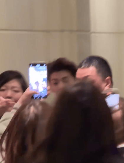 鹿晗是一位著名的中國(guó)歌手和演員，因其出色的才藝和帥氣的外貌而廣受歡迎。關(guān)于鹿晗酒店被圍堵的情況，存在一些不同的說(shuō)法。有些粉絲可能會(huì)因?yàn)檫^(guò)于熱情而做出不理智的行為，圍繞在酒店周?chē)斐蓢?。這種行為可能會(huì)對(duì)鹿晗本人以及其他人的安全和隱私造成影響，也可能會(huì)對(duì)酒店的正常運(yùn)營(yíng)造成干擾。因此，我們應(yīng)該尊重鹿晗和其他人的隱私和權(quán)利，避免做出過(guò)激和不理智的行為。同時(shí)，我們也應(yīng)該尊重公共場(chǎng)所的秩序和安全，遵守相關(guān)規(guī)定和法律法規(guī)。