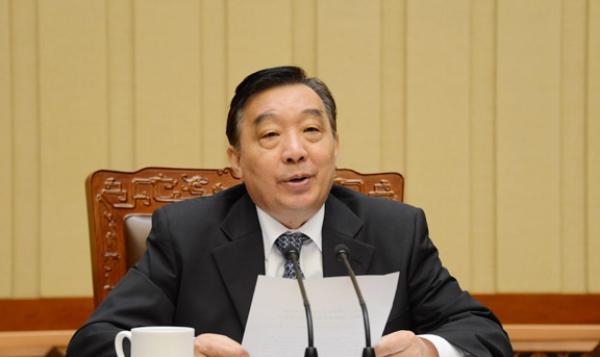 陳文清當(dāng)選為中國法學(xué)會第八屆會長。，陳文清，男，漢族，四川渠縣人，中共黨員，畢業(yè)于西南政法大學(xué)偵查學(xué)專業(yè)。現(xiàn)任第二十屆中央委員，中央政法委員會副書記。中國法學(xué)會是中國法學(xué)界最大的全國性學(xué)術(shù)團(tuán)體和權(quán)威機(jī)構(gòu)，承擔(dān)著組織法學(xué)研究、推動法治建設(shè)的重要職責(zé)。陳文清的當(dāng)選表明他在法學(xué)領(lǐng)域具有較高的學(xué)術(shù)聲譽(yù)和影響力，并將在未來為中國法治建設(shè)做出重要貢獻(xiàn)。