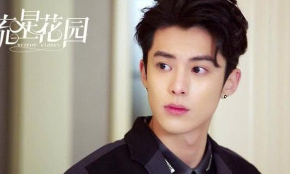 王鶴棣是一位才華橫溢的藝人，他在演藝方面有著出色的表現(xiàn)。他想要在2025年成為最好的自己，這是一個值得鼓勵的目標(biāo)。，為了實(shí)現(xiàn)這個目標(biāo)，他可能需要付出更多的努力和時間，不斷學(xué)習(xí)和提升自己的技能和才華。同時，他也需要保持專注和堅持，不斷追求自己的夢想和目標(biāo)。，作為他的粉絲或關(guān)注者，我們可以期待他在未來的表現(xiàn)，并為他加油打氣，鼓勵他不斷前行，實(shí)現(xiàn)自己的夢想。