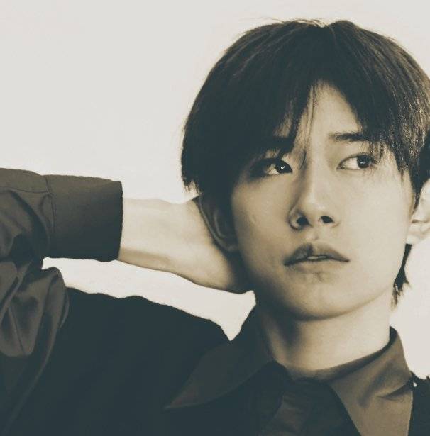 易烊千璽是一位多才多藝的藝人，他在演技方面也有著不俗的表現(xiàn)。對(duì)于自己的演技，易烊千璽表現(xiàn)出了謙虛和自省的態(tài)度，同時(shí)也對(duì)自己有一定的信心和追求。，在一次采訪中，易烊千璽表示自己還在不斷學(xué)習(xí)和成長(zhǎng)中，對(duì)于自己的演技，他認(rèn)為自己還有很多需要提高的地方，同時(shí)也表示自己對(duì)于表演有著熱情和執(zhí)著，會(huì)繼續(xù)努力提升自己的演技水平。，總的來說，易烊千璽對(duì)于自己的演技保持著清醒和客觀的態(tài)度，同時(shí)也表現(xiàn)出對(duì)于表演的熱愛和追求。他的表演風(fēng)格獨(dú)具特色，也獲得了不少觀眾的認(rèn)可和喜愛。