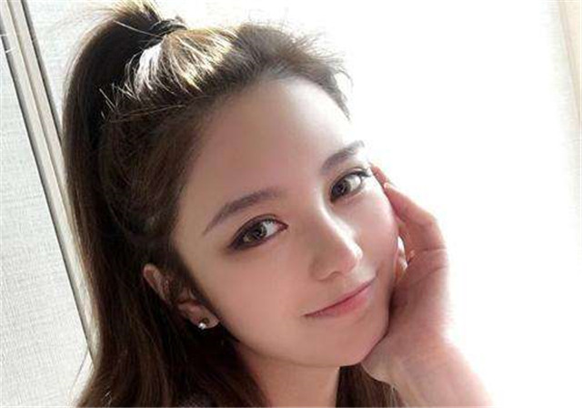 關(guān)于演員星星與女友見面的消息，由于我不確定你所指的演員是誰(shuí)，因此無(wú)法為你提供詳細(xì)的背景信息。，如果你指的是某個(gè)特定的演員，建議你關(guān)注他們的社交媒體賬號(hào)或者相關(guān)的新聞報(bào)道，以獲取最準(zhǔn)確和最新的信息。同時(shí)，也請(qǐng)你尊重他們的個(gè)人隱私，不要過(guò)度猜測(cè)或傳播未經(jīng)證實(shí)的消息。