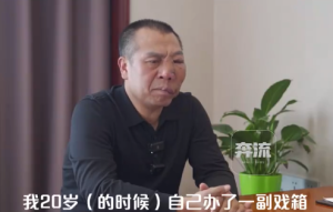 關(guān)于安萬(wàn)是否親手燒了第一副戲箱，這是一個(gè)具有爭(zhēng)議的話(huà)題，不同的說(shuō)法和觀點(diǎn)存在。因此，我無(wú)法確切地給出答案。建議您通過(guò)查閱相關(guān)的歷史資料、文獻(xiàn)或者咨詢(xún)專(zhuān)業(yè)人士來(lái)獲取更準(zhǔn)確的信息。