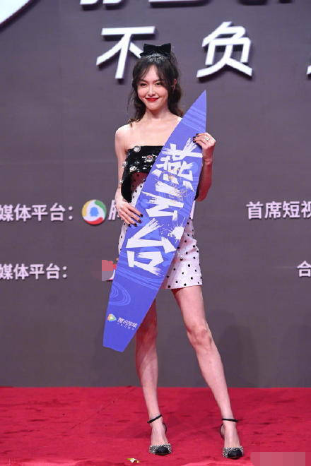 關(guān)于唐嫣是否走過第二次單人紅毯的問題，目前沒有找到確切的信息或證據(jù)來證實這一點(diǎn)。關(guān)于藝人的公開活動、表演或走紅毯等，通常會有相關(guān)的報道或資訊，但有時可能會因為各種原因（如時間安排、活動性質(zhì)等）而沒有報道。，如果您對唐嫣的紅毯活動感興趣，可以關(guān)注她的官方社交媒體賬號或相關(guān)娛樂新聞，以獲取最新的信息。同時，互聯(lián)網(wǎng)上可能有相關(guān)的討論和帖子，您也可以在這些地方查找更多信息。