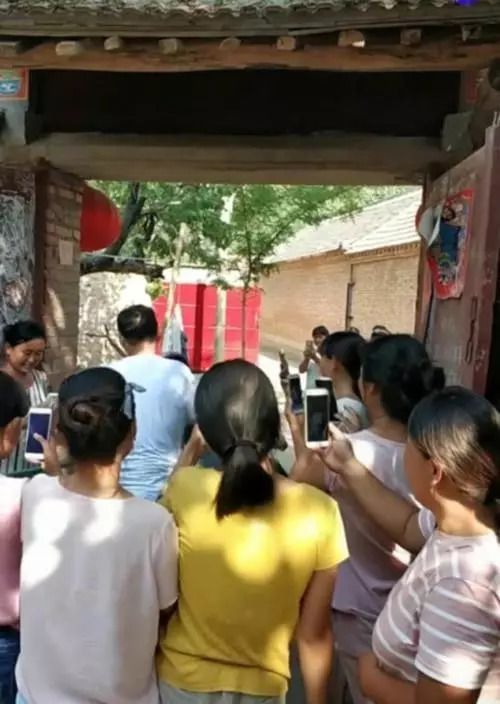 劉強(qiáng)東是中國(guó)知名企業(yè)家，京東集團(tuán)的創(chuàng)始人和主要股東。關(guān)于他發(fā)年貨太多的說法，以及村民需要用三輪車來運(yùn)輸這些貨物，可能是一些媒體或網(wǎng)絡(luò)上的傳聞或故事。這些傳聞可能旨在展示劉強(qiáng)東及其公司的成功以及其對(duì)社區(qū)的影響。至于實(shí)際情況是否如此，需要具體的數(shù)據(jù)和證據(jù)來證實(shí)。，請(qǐng)注意，劉強(qiáng)東個(gè)人行為及其公司的業(yè)務(wù)運(yùn)營(yíng)情況可能隨時(shí)發(fā)生變化，因此建議從可靠的新聞來源或官方渠道獲取最新的信息。同時(shí)，對(duì)于此類信息，應(yīng)保持理性態(tài)度，避免過度解讀和誤解。