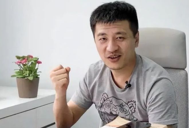 關于張雪峰口誤公司春節(jié)放假23天的說法，這可能是一個誤解或者玩笑話。在實際情況下，公司的春節(jié)假期安排通常會根據(jù)公司的工作安排、員工需求以及國家法定節(jié)假日等因素來確定。，如果公司的員工對春節(jié)假期安排有疑問或需要了解相關信息，建議直接與公司的人力資源部門聯(lián)系，以獲取準確的信息。同時，建議關注公司的官方網(wǎng)站或內(nèi)部通知，以獲取最新的消息和公告。