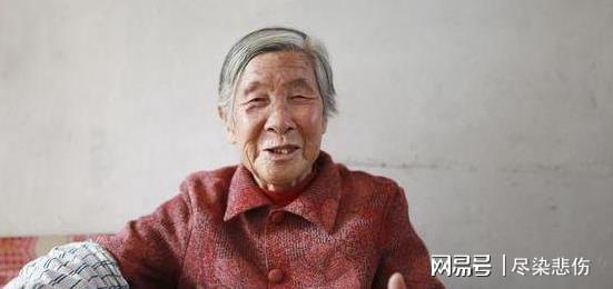 西藏自治區(qū)黨委書記王君正眼眶泛紅，摟村民安慰的畫面出現(xiàn)在新聞中。這表明他對(duì)西藏人民的深厚感情和對(duì)工作的重視。作為一名領(lǐng)導(dǎo)者，他深知自己的責(zé)任和使命，時(shí)刻關(guān)注著人民群眾的生活和發(fā)展，努力推動(dòng)西藏的經(jīng)濟(jì)社會(huì)發(fā)展。同時(shí)，他也展現(xiàn)出了領(lǐng)導(dǎo)者的親和力和人文關(guān)懷精神，深受人民群眾的喜愛和信任。我們應(yīng)該尊重和理解這樣的場(chǎng)景，從中感受到領(lǐng)導(dǎo)者的責(zé)任和擔(dān)當(dāng)，以及他們對(duì)人民群眾的關(guān)愛和關(guān)懷。同時(shí)，我們也應(yīng)該積極參與到社會(huì)建設(shè)中來(lái)，為實(shí)現(xiàn)中華民族偉大復(fù)興貢獻(xiàn)自己的力量。