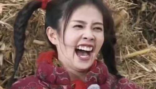 白鹿咧嘴大笑秒變‘白夢妍’這句話似乎是在描述一種情景或場景，其中涉及到了明星白鹿和她的真實姓名白夢妍。當白鹿大笑時，可能會展現(xiàn)出她真實、自然的一面，讓人們聯(lián)想到她的真實姓名白夢妍。，這種描述可能是一種幽默或調(diào)侃的方式，用來形容白鹿在某種場合下的表現(xiàn)。不過，請注意，這僅僅是一種可能的解讀，具體的含義可能還需要結(jié)合具體的語境和背景來理解。