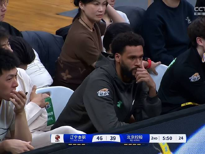 李添榮得到31分的高分，幫助上海男籃取得了十五連勝的壯舉。這一表現(xiàn)充分展現(xiàn)了李添榮的出色實(shí)力和籃球天賦，以及上海男籃的強(qiáng)勁實(shí)力和團(tuán)隊(duì)配合能力。恭喜上海男籃取得這一輝煌的戰(zhàn)績，也祝愿他們?cè)谖磥淼谋荣愔欣^續(xù)保持出色的表現(xiàn)。