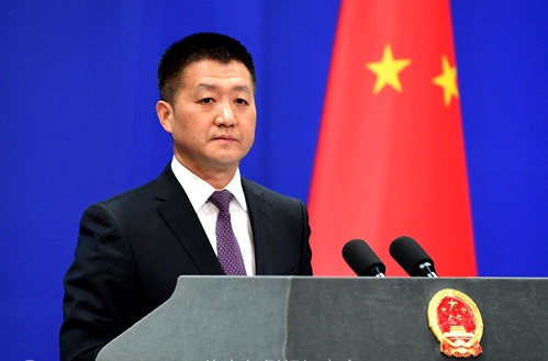 針對韓國流行周五下班去中國這一現(xiàn)象，外交部發(fā)言人表示，中韓兩國是友好鄰邦，兩國人民的交往歷史悠久，文化交流和人員往來密切。周五下班去中國旅游或購物是韓國民眾的一種休閑方式，反映了中韓兩國之間的友好關(guān)系和人文交流。同時，中國政府一直致力于促進(jìn)中外文化交流，歡迎各國人民前來旅游觀光和購物消費。此外，外交部也一直在推動兩國之間的文化交流與合作，加強(qiáng)民間交往和人文交流，增進(jìn)兩國人民的相互了解和友誼。總之，中韓兩國之間的友好交往和合作是不斷推進(jìn)的，兩國人民的友誼和合作也是不斷加深的。