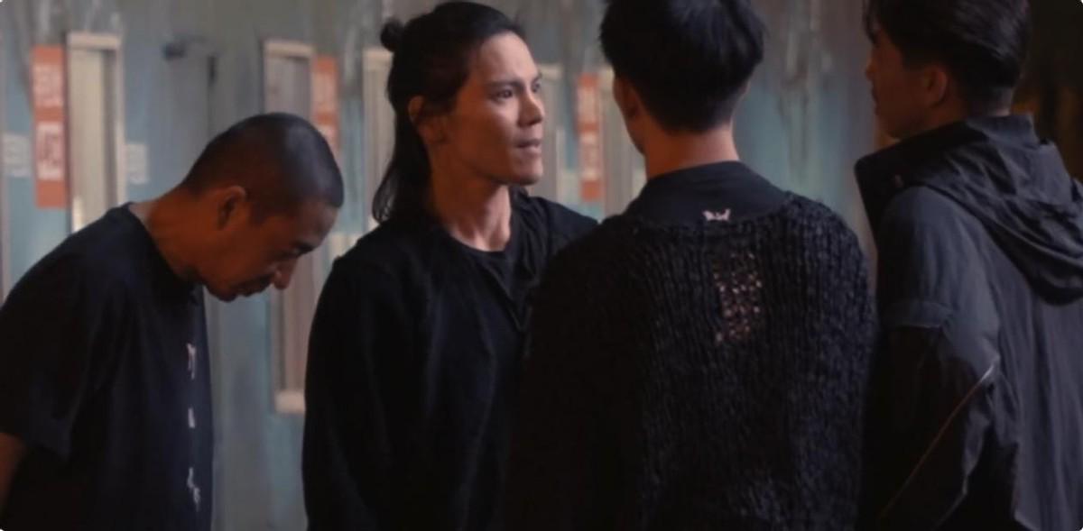 關(guān)于向佐稱被披荊斬棘的哥哥第四季導(dǎo)演侮辱一事，暫時無法確定其真實(shí)性，需要更多的證據(jù)和官方消息來證實(shí)。，如果向佐確實(shí)遭受了這樣的待遇，那么這是一種不恰當(dāng)?shù)男袨?，任何人在工作中都?yīng)該受到尊重和公正對待。我們應(yīng)該等待更多信息和證據(jù)的出現(xiàn)，以便對這一事件進(jìn)行全面評估。同時，我們也應(yīng)該避免傳播未經(jīng)證實(shí)的消息，以免對相關(guān)人員造成不必要的困擾和傷害。，如果您對這一事件有任何關(guān)注，建議您關(guān)注官方渠道，如相關(guān)節(jié)目官方賬號、新聞媒體報(bào)道等，以獲得最新和準(zhǔn)確的信息。
