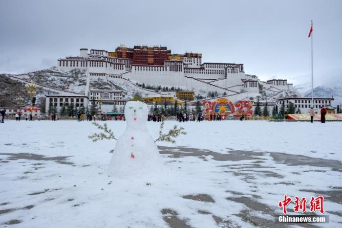 是的，南方多地即將迎來(lái)大范圍降雪。根據(jù)氣象部門的預(yù)報(bào)，南方地區(qū)可能會(huì)受到雨雪天氣的影響，特別是貴州、湖南、江西等地可能會(huì)出現(xiàn)大范圍降雪。此外，隨著冷空氣南下和暖濕氣流交匯，南方多地可能會(huì)出現(xiàn)明顯的雨雪天氣過(guò)程，部分地區(qū)可能會(huì)出現(xiàn)大到暴雪天氣。請(qǐng)注意關(guān)注當(dāng)?shù)貧庀蟛块T的預(yù)報(bào)和預(yù)警信息，做好防寒保暖措施，確保出行安全。