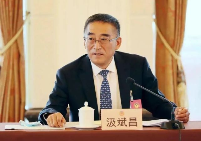 汲斌昌因受賄超過五億元被判處死緩。汲斌昌利用職務便利為他人謀取利益，非法收受巨額財物，其行為構成受賄罪。鑒于其歸案后如實供述罪行，主動交代辦案機關尚未掌握的部分受賄事實，受賄款物已追繳等情節(jié)，法庭依法對其予以從輕處罰。因此，他被判處死刑，緩期兩年執(zhí)行。以上信息僅供參考，如需了解更多信息，建議查閱相關新聞報道或訪問國家政務APP等官方平臺。