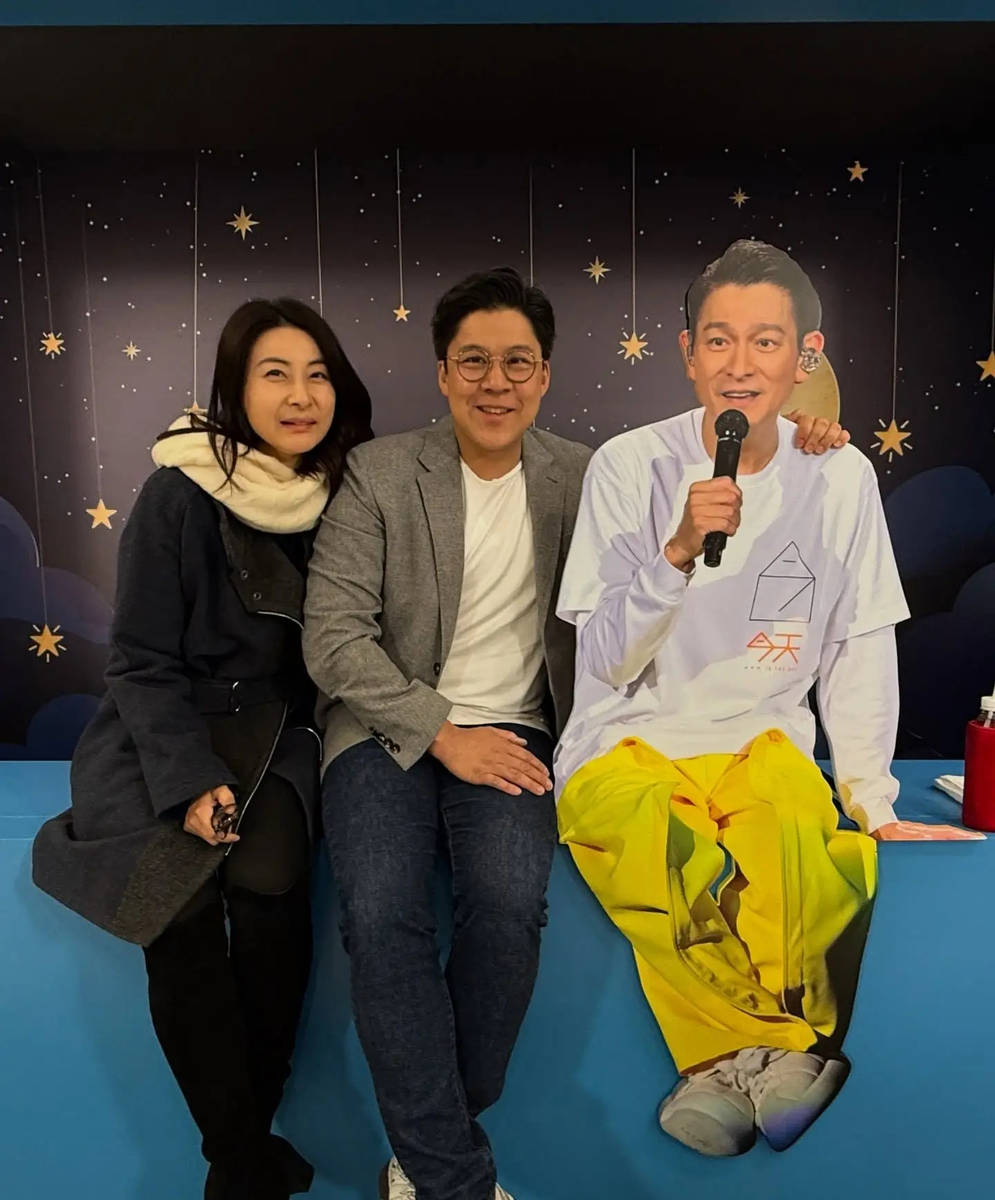 霍啟剛和郭晶晶曾經(jīng)一起觀看劉德華的演唱會。，在一個夜晚，劉德華在香港舉辦演唱會，吸引了許多名人前來觀看?；魡偤凸Ьб彩瞧渲械囊粚τ^眾，他們一同前往現(xiàn)場欣賞劉德華的精彩演出。作為公眾人物，他們也是劉德華的忠實粉絲，對劉德華的音樂和表演藝術給予了高度評價。，以上內容僅供參考，如需更多關于霍啟剛、郭晶晶和劉德華的相關信息，可以關注相關娛樂新聞或相關人物的社交媒體賬號。