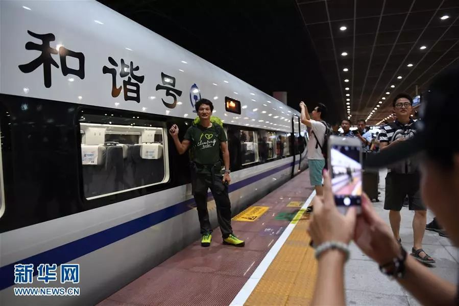目前沒(méi)有關(guān)于香港到胖東來(lái)的高鐵的信息。胖東來(lái)是河南的知名零售品牌，主要業(yè)務(wù)在河南地區(qū)，并沒(méi)有開(kāi)通高鐵直達(dá)的業(yè)務(wù)。因此，香港開(kāi)通到胖東來(lái)的高鐵的說(shuō)法并不屬實(shí)。，以上內(nèi)容僅供參考，如需更多信息，建議訪問(wèn)胖東來(lái)官方網(wǎng)站或關(guān)注相關(guān)新聞報(bào)道。