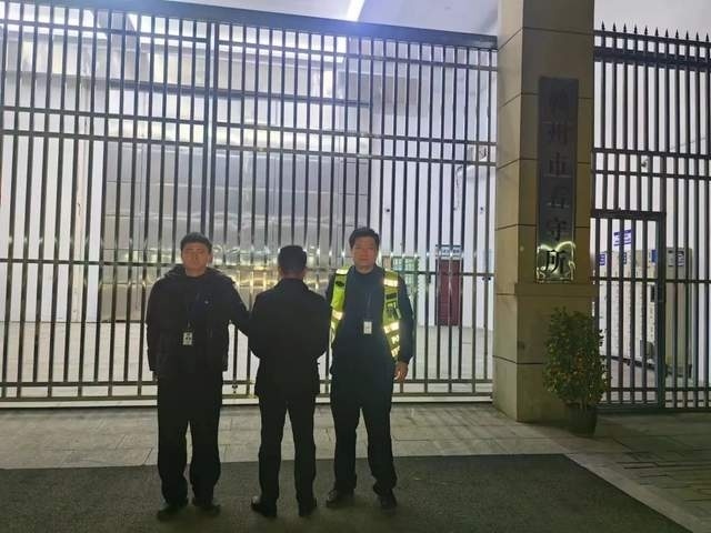 韓國(guó)總統(tǒng)警衛(wèi)處表示將依法采取措施，這表明他們可能會(huì)采取一些行動(dòng)來(lái)維護(hù)秩序和安全，確保法律的執(zhí)行和遵守。具體的措施可能會(huì)因情況而異，可能包括對(duì)特定事件或行為的調(diào)查、加強(qiáng)安保措施等。，需要注意的是，具體的措施和行動(dòng)取決于警衛(wèi)處所面臨的特定情況和挑戰(zhàn)。因此，對(duì)于具體的情境和問(wèn)題，我們需要更多的信息和背景來(lái)了解他們可能采取的措施。同時(shí)，我們也應(yīng)該尊重法律和秩序，遵守相關(guān)規(guī)定和程序。