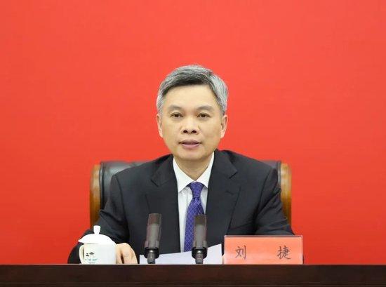 劉捷現(xiàn)任浙江省委副書記、省政府黨組書記、代省長(zhǎng)。，劉捷，男，漢族，浙江諸暨人，中國(guó)共產(chǎn)黨黨員，在職研究生學(xué)歷，工學(xué)博士，高級(jí)工程師。劉捷同志是一位經(jīng)驗(yàn)豐富的領(lǐng)導(dǎo)干部，他在多個(gè)領(lǐng)域都有卓越的工作表現(xiàn)和豐富的管理經(jīng)驗(yàn)。作為浙江省代省長(zhǎng)，他將承擔(dān)起推動(dòng)浙江經(jīng)濟(jì)社會(huì)發(fā)展、促進(jìn)政府工作高效運(yùn)行等重要職責(zé)。