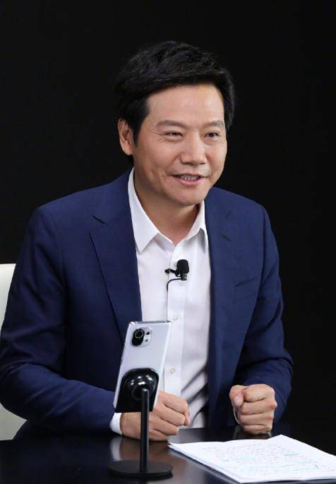 雷軍作為知名企業(yè)家和小米科技的創(chuàng)始人之一，其個(gè)人形象和品牌知名度非常高，因此有可能被邀請(qǐng)參加跨年晚會(huì)。然而，具體是否會(huì)登上跨年晚會(huì)，還需要根據(jù)活動(dòng)主辦方和雷軍本人的意愿來(lái)確定。如果您對(duì)雷軍參加跨年晚會(huì)的消息感興趣，建議關(guān)注相關(guān)媒體或官方渠道發(fā)布的消息，以獲取最準(zhǔn)確的信息。