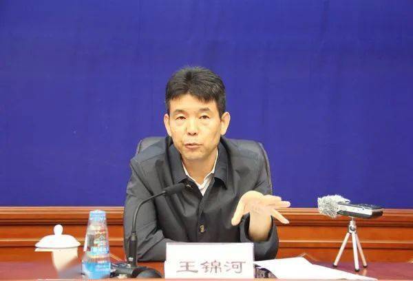 青海省交通運(yùn)輸廳原廳長、黨組書記李興海被開除黨籍和公職。李興海嚴(yán)重違反黨的政治紀(jì)律、組織紀(jì)律、廉潔紀(jì)律和生活紀(jì)律，構(gòu)成嚴(yán)重職務(wù)盈利并涉嫌受賄行業(yè)。依據(jù)有關(guān)規(guī)定，經(jīng)中共青海省紀(jì)委常委會(huì)會(huì)議暨省監(jiān)委會(huì)議研究并報(bào)省委批準(zhǔn)，決定給予李興海開除黨籍和公職處分。對李興海涉嫌行業(yè)問題依法移送檢察機(jī)關(guān)審查起訴。