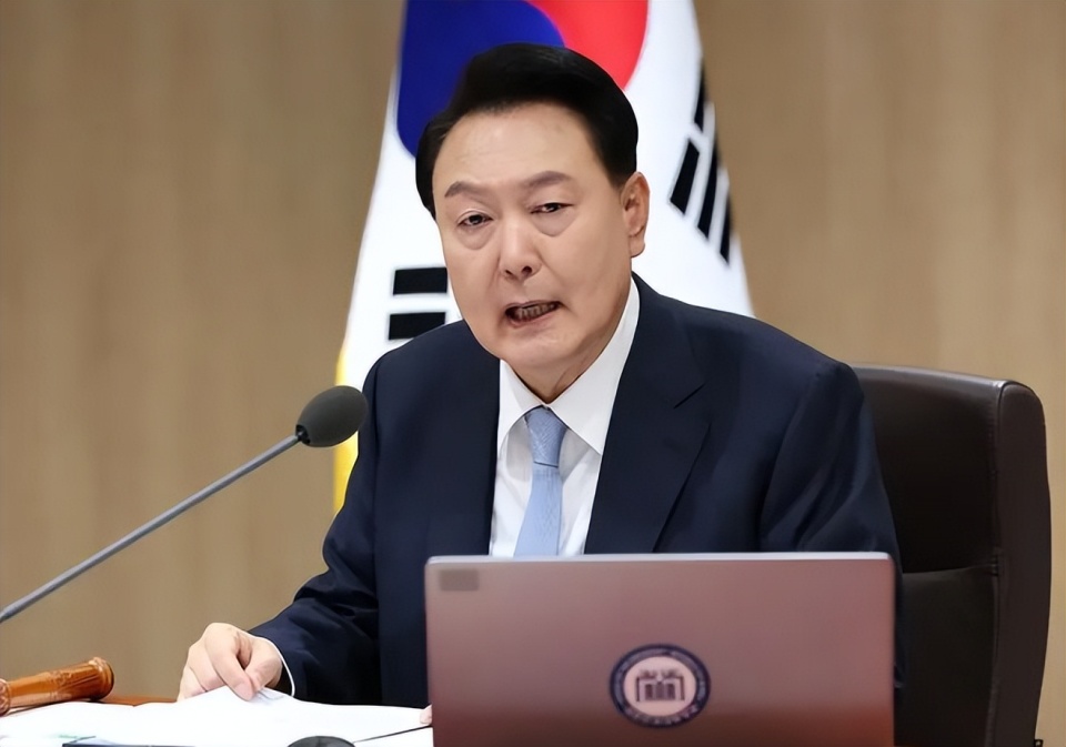 關(guān)于您提到的尹錫悅是否以安全為由不出席彈劾首次辯論的問(wèn)題，我無(wú)法準(zhǔn)確判斷。因?yàn)樯婕暗骄唧w的政治事件和人物，我建議您關(guān)注相關(guān)的官方新聞或可靠的媒體報(bào)道以獲取準(zhǔn)確和最新的信息。同時(shí)，也建議您對(duì)任何信息進(jìn)行審慎評(píng)估，結(jié)合多方面的信息來(lái)形成自己的判斷。