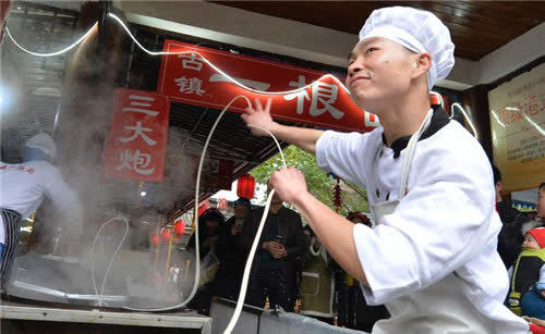 據(jù)報道，網(wǎng)紅斧頭哥因突發(fā)腦出血不幸離世，享年47歲。他是一位非常有活力和影響力的網(wǎng)紅，經(jīng)常在社交媒體上分享自己的生活和經(jīng)歷，贏得了很多人的關(guān)注和喜愛。，斧頭哥的離世讓人們感到非常遺憾和悲痛。他的去世提醒我們要關(guān)注身體健康，珍惜生命。同時，也讓我們意識到網(wǎng)絡(luò)世界中存在著許多真實而感人的故事，我們應(yīng)該尊重每一個人的選擇和努力，珍惜與他們相處的時光。，希望斧頭哥的家人和朋友們能夠度過這段艱難的時光，并愿他安息。同時，我們也要時刻關(guān)注自己的身體健康，珍惜每一個當(dāng)下，活出自己的價值。