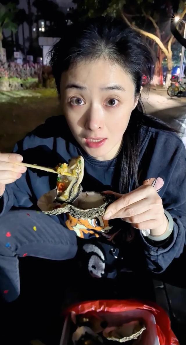 蔣欣在路邊攤連吃12只生蠔是一個關(guān)于她的飲食行為的話題。，生蠔是一種營養(yǎng)豐富的海鮮，適量食用對身體有益。然而，每個人的體質(zhì)和健康狀況都不同，對于食物的消化和吸收能力也有所差異。大量食用生蠔或者其他食物，尤其是對某些人來說過多的數(shù)量，可能會對身體造成不適。，如果您有關(guān)于飲食健康方面的問題或擔憂，建議咨詢專業(yè)醫(yī)生或營養(yǎng)師的建議。他們可以根據(jù)您的個人情況，為您提供更具體的建議和指導(dǎo)。同時，我們也要關(guān)注自己的飲食習(xí)慣，保持均衡的飲食，適量攝入各種食物，保持身體健康。