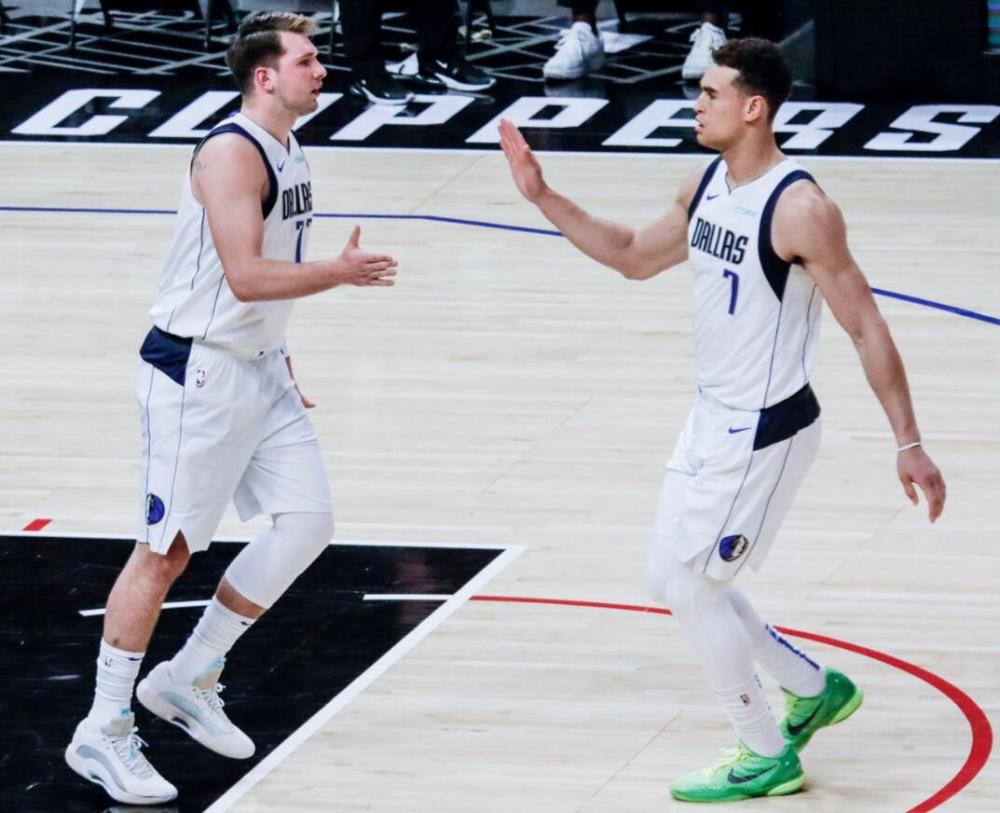 據(jù)報道，盧卡·東契奇的家確實遭到了盜竊。，在NBA季后賽期間，東契奇的家被闖入并盜走了大量財物。這是一件非常令人沮喪和令人擔憂的事情，不僅對他個人造成了財產(chǎn)損失，也影響了他的家人和團隊的備戰(zhàn)狀態(tài)。不過，東契奇本人表現(xiàn)出了堅韌和樂觀的態(tài)度，專注于籃球比賽，同時也尋求法律途徑來解決這個問題。，如果您想了解更多關(guān)于此事的最新消息，建議您關(guān)注官方新聞或可靠的新聞來源。