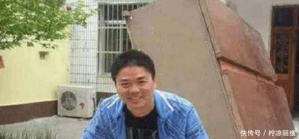 劉強東在大學時期每次回老家都會去看望老師，這體現(xiàn)了他對師恩的尊重和感恩之情。他深知教育的重要性，并始終銘記老師們的教誨和關(guān)懷。，作為一個成功的企業(yè)家，劉強東始終保持著對家鄉(xiāng)和老師的深厚情感，他的這一行為也激勵著更多的人去重視和尊重教育，去感恩那些曾經(jīng)教導(dǎo)過自己的老師。他的這一行為也傳遞了一個積極的信號，即無論一個人取得多大的成就，都不應(yīng)該忘記自己的根和初心。